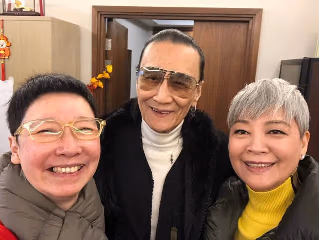 著名女星兩度患癌後罕見露面!攜同性伴侶出席聚會,精神狀態佳
