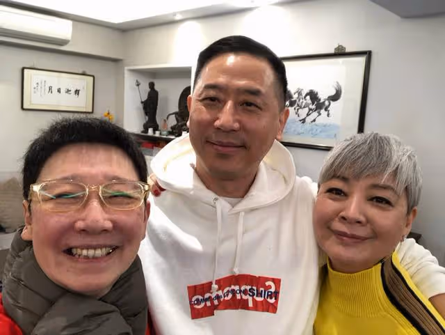 著名女星兩度患癌後罕見露面!攜同性伴侶出席聚會,精神狀態佳