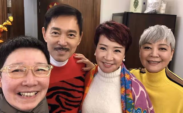 著名女星兩度患癌後罕見露面!攜同性伴侶出席聚會,精神狀態佳