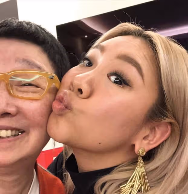 著名女星兩度患癌後罕見露面!攜同性伴侶出席聚會,精神狀態佳
