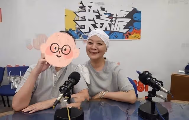 著名女星兩度患癌後罕見露面!攜同性伴侶出席聚會,精神狀態佳