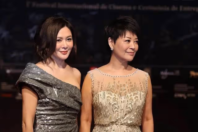 著名女星兩度患癌後罕見露面!攜同性伴侶出席聚會,精神狀態佳