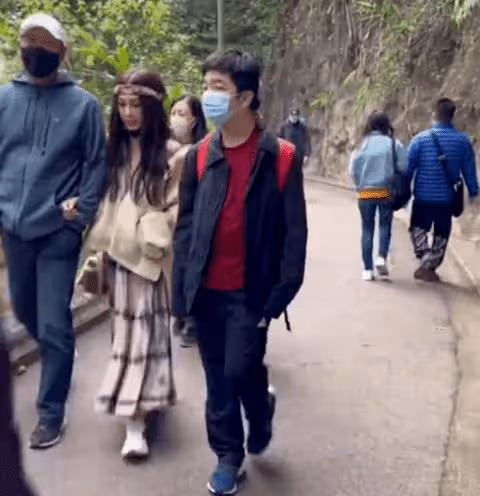 55歲不老女神溫碧霞一家三口登山被偶遇,一個舉動引起網友不滿