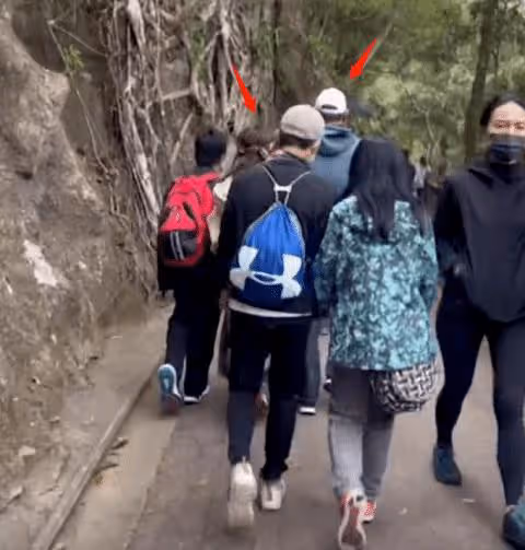 55歲不老女神溫碧霞一家三口登山被偶遇,一個舉動引起網友不滿