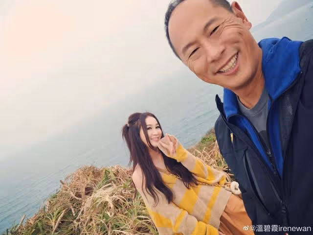 55歲不老女神溫碧霞一家三口登山被偶遇,一個舉動引起網友不滿