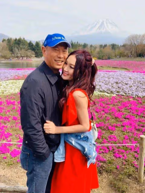 55歲不老女神溫碧霞一家三口登山被偶遇,一個舉動引起網友不滿