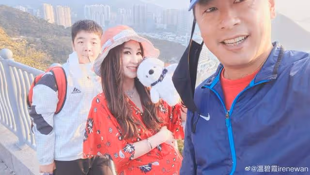 55歲不老女神溫碧霞一家三口登山被偶遇,一個舉動引起網友不滿