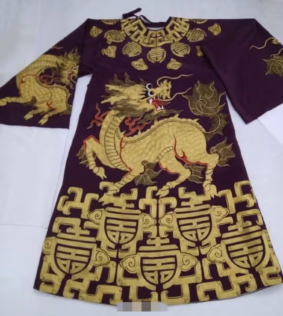 郭德綱為兒慶生,大手筆送六位數蟒袍,不顧非議繡精緻麒麟寓意深