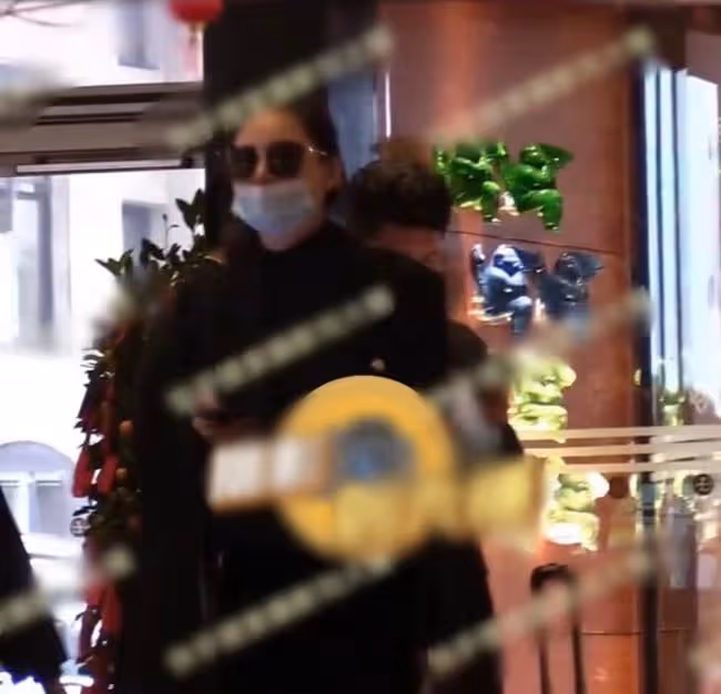 汪小菲張穎穎戀情實錘?深夜醉酒不忘十指緊扣,女方待客如老闆娘