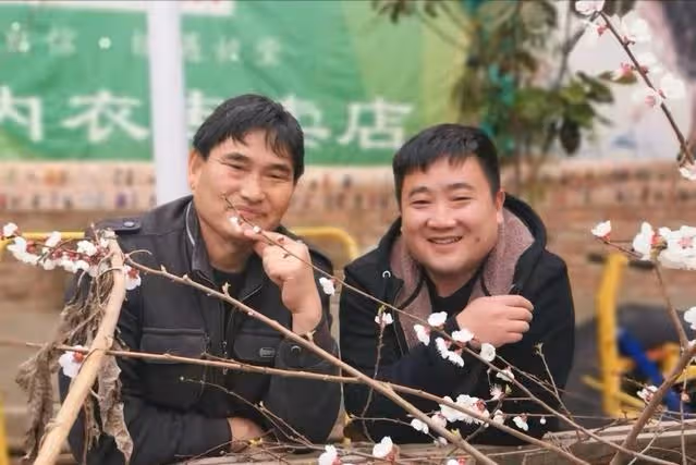 大衣哥經紀人證實離婚傳聞，喊話媒人：30萬媒禮退一下