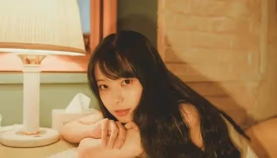 酒吧內,我看見一個30多歲的女人,她臨走時在我臉上親了一口