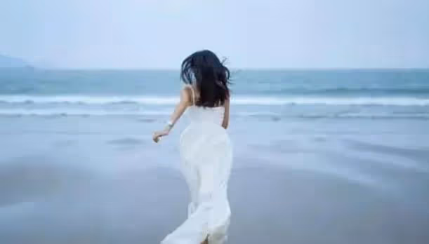 酒吧內，我看見一個30多歲的女人，她臨走時在我臉上親了一口