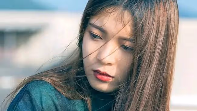 酒吧內,我看見一個30多歲的女人,她臨走時在我臉上親了一口