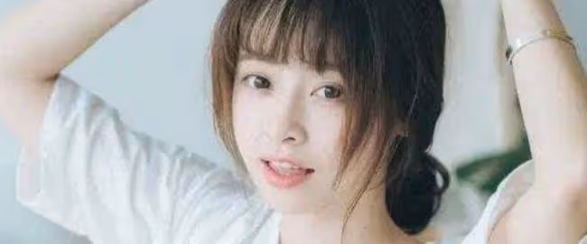 酒吧內,我看見一個30多歲的女人,她臨走時在我臉上親了一口