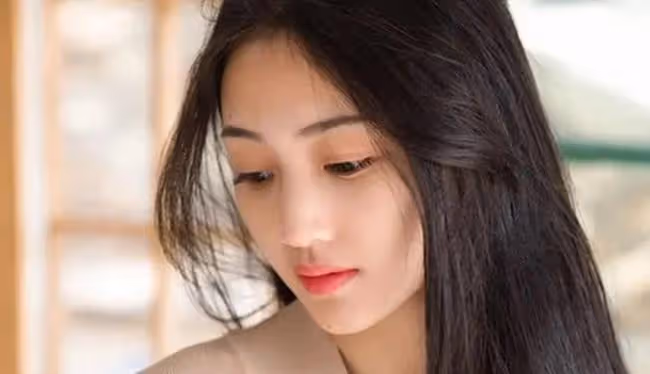 他直勾勾地盯著我的唇,俯身襲來,撩人的功夫一流