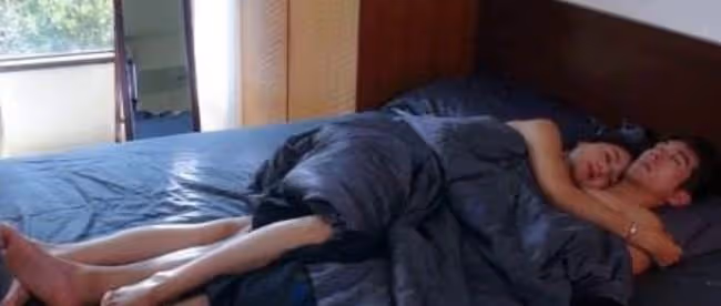 酒後,我纏著他「索要」,醒來時他腰上圍了塊浴巾從衛生間出來