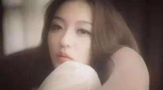 我紅唇艷麗穿著黑弔帶裙,故意往他懷裡靠,借著酒勁我們倒在床上
