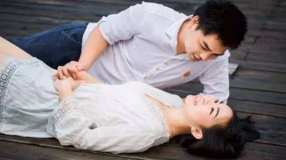 我紅唇艷麗穿著黑弔帶裙,故意往他懷裡靠,借著酒勁我們倒在床上