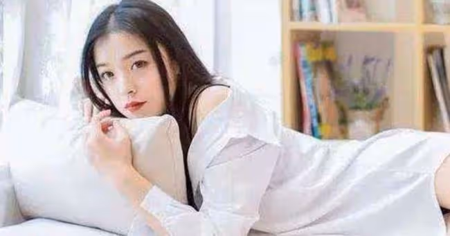 我紅唇艷麗穿著黑弔帶裙,故意往他懷裡靠,借著酒勁我們倒在床上