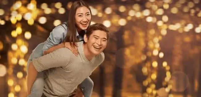 KTV內，我擼了個清純少女的妝容，兩個帥哥一左一右將我護在中間