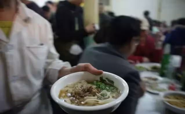 孫子背奶奶吃麵條！麵店老闆「免費多送一份」持續1年　 3年後「經營倒閉」哽咽：給大家上了一課