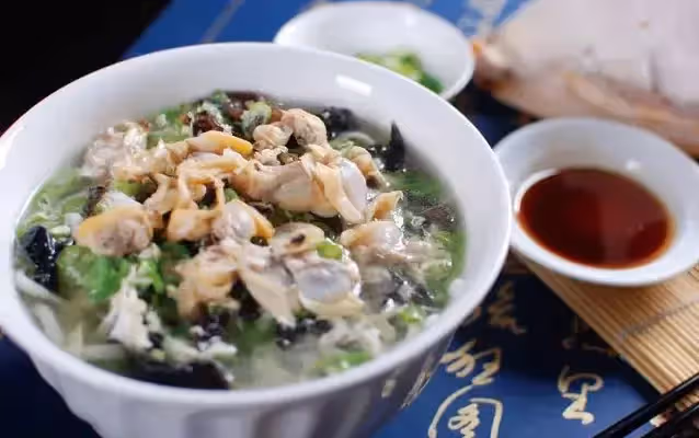 孫子背奶奶吃麵條！麵店老闆「免費多送一份」持續1年　 3年後「經營倒閉」哽咽：給大家上了一課