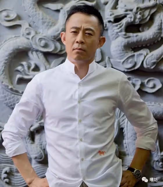 走紅了就拋棄糟糠之妻,三婚娶90後女粉絲,侯勇的人生完美了嗎?