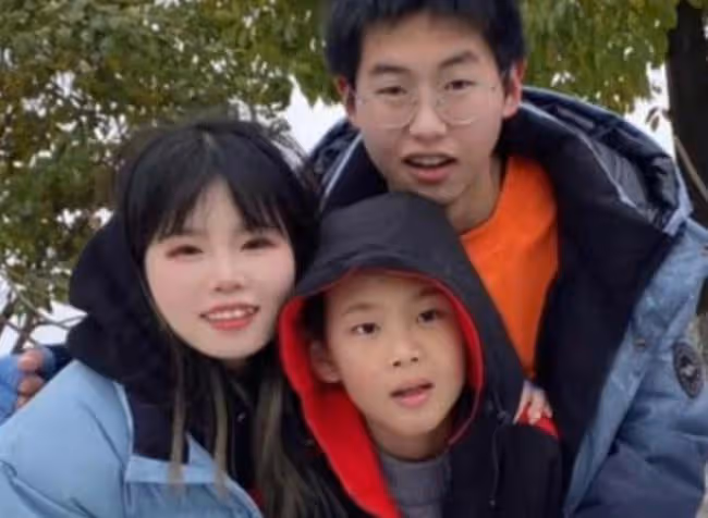 孫卓全家堆雪人打雪仗，孫海洋撲倒在雪地上，孫卓摘掉口罩超帥氣
