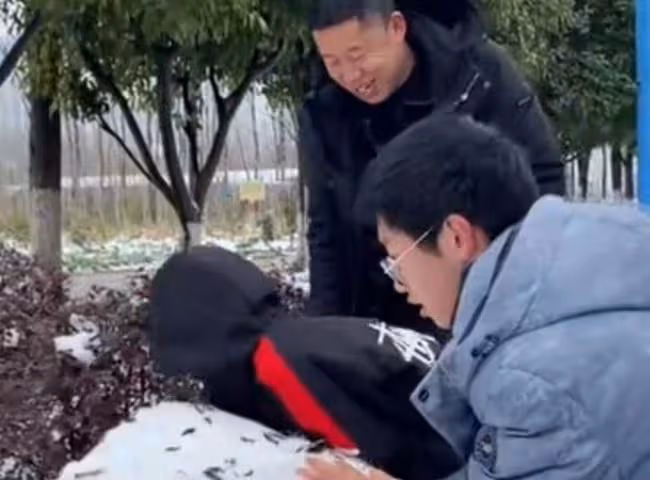 孫卓全家堆雪人打雪仗，孫海洋撲倒在雪地上，孫卓摘掉口罩超帥氣