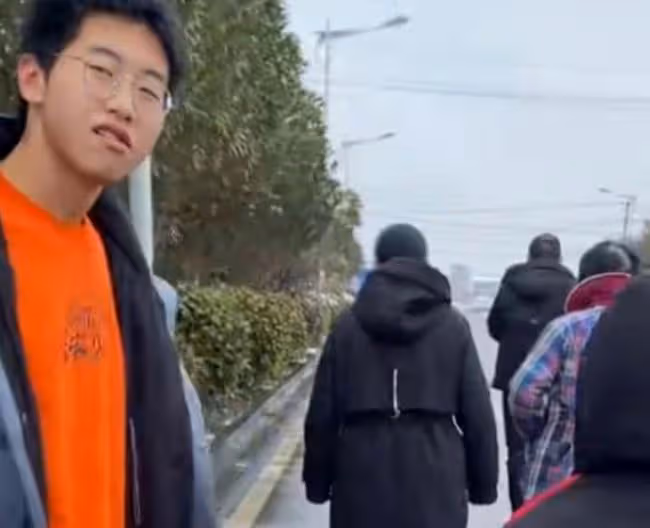 孫卓全家堆雪人打雪仗，孫海洋撲倒在雪地上，孫卓摘掉口罩超帥氣
