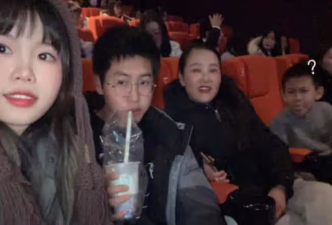 孫卓全家堆雪人打雪仗,孫海洋撲倒在雪地上,孫卓摘掉口罩超帥氣