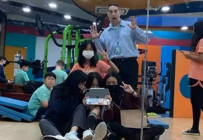 吳啟華女兒近況,入讀內地名校學費20萬,12歲妝容精緻打扮成熟