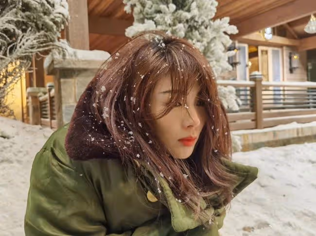 劉濤穿軍大衣雪地拍照,腳踩超細高跟扶樹站不穩,拎兩萬包顯闊氣