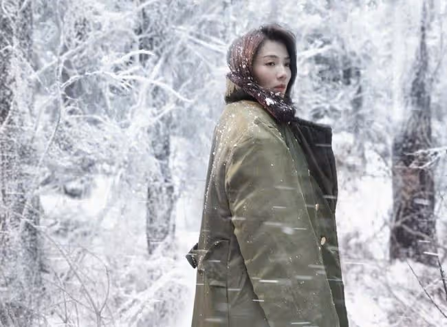 劉濤穿軍大衣雪地拍照,腳踩超細高跟扶樹站不穩,拎兩萬包顯闊氣