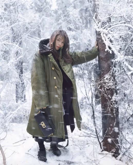 劉濤穿軍大衣雪地拍照,腳踩超細高跟扶樹站不穩,拎兩萬包顯闊氣