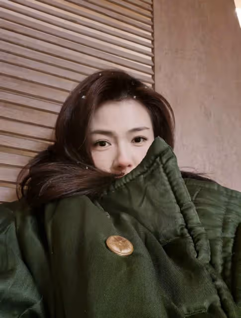 劉濤穿軍大衣雪地拍照,腳踩超細高跟扶樹站不穩,拎兩萬包顯闊氣