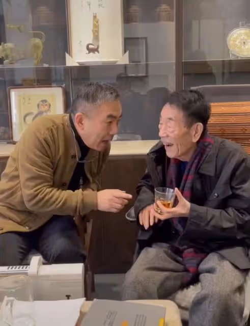90歲楊少華聊女足眉飛色舞!豎拇指稱喜歡,不願楊議提男足直擺手