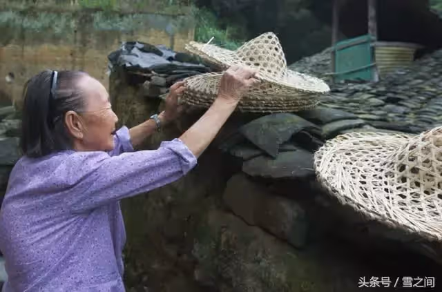 父親早逝留下寡母孤兒，家境清苦母親又腿殘，沒想到靠著「三袋米」她把兒子送進了名校！