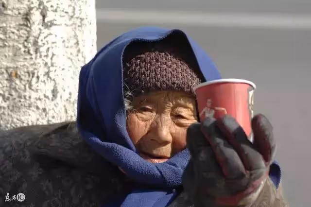 父親早逝留下寡母孤兒，家境清苦母親又腿殘，沒想到靠著「三袋米」她把兒子送進了名校！