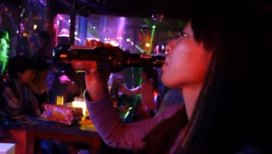 我在酒吧衛生間門口跟他邂逅，扯開兩顆襯衫扣子，倒在他懷裡
