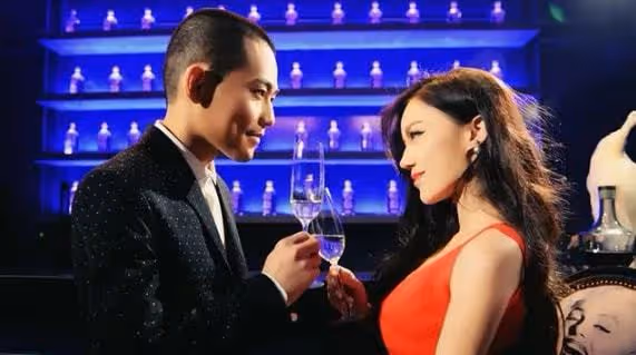 我在酒吧衛生間門口跟他邂逅,扯開兩顆襯衫扣子,倒在他懷裡
