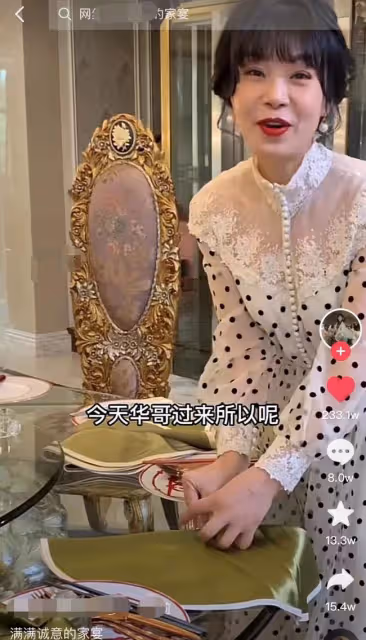 駱達華過年吃豪華家宴!鮑魚比手掌大海參肥美,和異性合影笑開懷