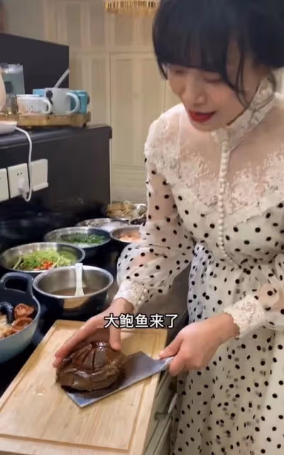 駱達華過年吃豪華家宴!鮑魚比手掌大海參肥美,和異性合影笑開懷