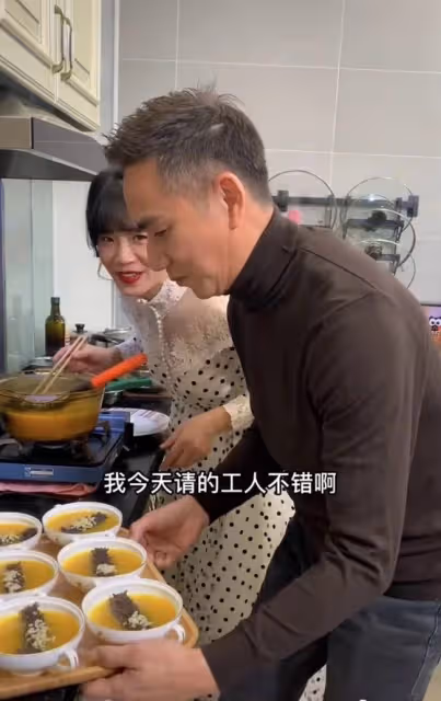 駱達華過年吃豪華家宴!鮑魚比手掌大海參肥美,和異性合影笑開懷