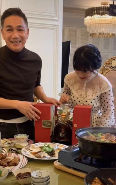 駱達華過年吃豪華家宴!鮑魚比手掌大海參肥美,和異性合影笑開懷