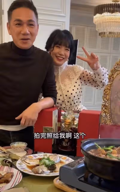 駱達華過年吃豪華家宴!鮑魚比手掌大海參肥美,和異性合影笑開懷