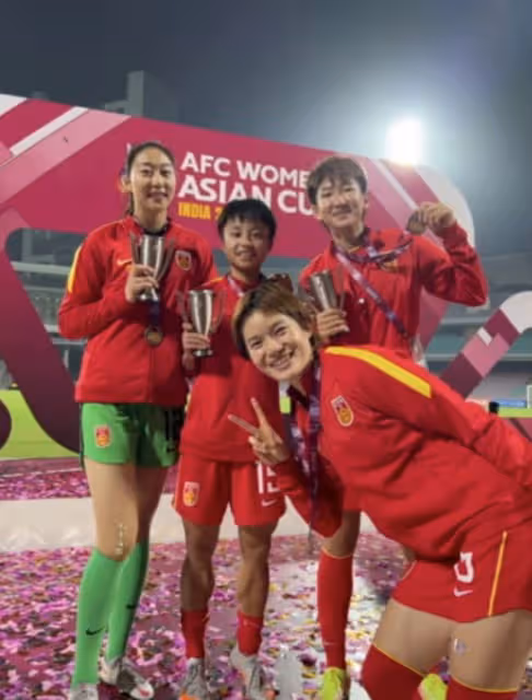 貝克漢姆賀中國女足奪冠!未忘9年前與張琳艷見面,曾送簽名足球