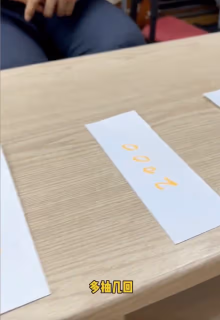 黃曉明過年待劇組,拿5萬塊做彩頭玩遊戲,員工拿錢笑得合不攏嘴