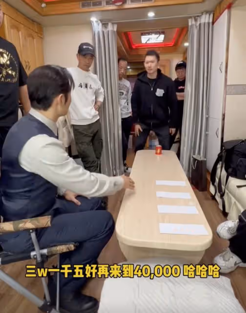 黃曉明過年待劇組,拿5萬塊做彩頭玩遊戲,員工拿錢笑得合不攏嘴