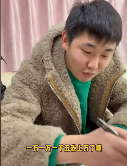 黃曉明過年待劇組,拿5萬塊做彩頭玩遊戲,員工拿錢笑得合不攏嘴